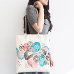 Beyaz Zeminde Renkli Yumurta Desenli Özel Tasarım Kumaş Plaj Çantası Realhomes