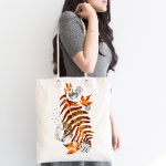 Beyaz Mermer Zemin Üzerinde Sonbahar Kurumuş Yaprak Desenli Kumaş Plaj Çantası Realhomes