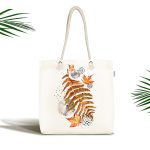 Beyaz Mermer Zemin Üzerinde Sonbahar Kurumuş Yaprak Desenli Kumaş Plaj Çantası Realhomes