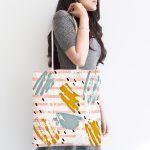- Canta-5300-1 - Realhomes Beyaz Zeminde Sulu Boya Pembe Yan Çizgi Motifli Kumaş Plaj Çantası Realhomes