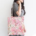 Mermer Zeminli Gold Ayrıntı Temalı Pembe Tropik Yaprak Desenli Kumaş Plaj Çantası Realhomes