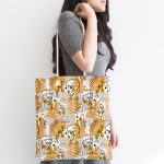 - Canta-5347-1 - Realhomes Tropik Gold Yapraklar Üzerinde Antik Yunan Tanrısı Desenli Kumaş Plaj Çantası Realhomes