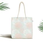 - Canta-5349 - Realhomes Mavi Zemin Üzerinde Beyaz Kırmızı Çiçek Tasarımlı Kumaş Plaj Çantası Realhomes