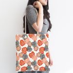 - Canta-5359-1 - Realhomes Beyaz Zemin Üzerinde Pembe Noktalı Tropik Yaprak Desenli Kumaş Plaj Çantası Realhomes