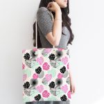 - Canta-5361-1 - Realhomes Beyaz Zeminde Renkli Tropik Yapraklar Kumaş Plaj Çantası Realhomes