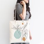- Canta-5369-1 - Realhomes Beyaz Zemin Üzerinde Çizim Çiçek Tasarımlı Kumaş Plaj Çantası Realhomes