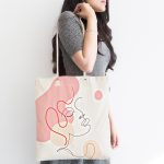 - Canta-5374-1 - Realhomes Kırmızı Şeritli Portre Çizimli Özel Tasarımlı Modern Kumaş Plaj Çantası Realhomes