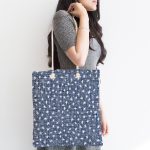 - Canta-5407-1 - Realhomes Lacivert Kot Zemin Üzerinde Yıldız Motifli Kumaş Plaj Çantası Realhomes