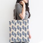 Kot Zeminde Yaprak Motifli Özel Tasarım Kumaş Plaj Çantası Realhomes