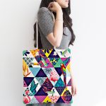 - Canta-5514-1 - Realhomes Geometrik Üçgen İçerisinde Kuş Dijital Baskılı Kumaş Plaj Çantası Realhomes