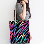 - Canta-5525-1 - Realhomes Siyah Zemin Üzerinde Neon Zikzak Desenli Kumaş Plaj Çantası Realhomes