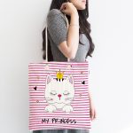 - Canta-5687-1 - Realhomes Realhomes My Princess Pembe Çizgiler Üzerinde Taçlı Kedicik Kumaş Plaj Çantası Realhomes