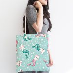 - Canta-5702-1 - Realhomes Deniz Kızı Kuyruklu Kedicikler Dijital Baskılı Kumaş Plaj Çantası Realhomes