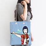 - Canta-5856-1 - Realhomes Mavi Zeminde Keman Çalan Japon Kız Desenli Kumaş Plaj Çantası Realhomes