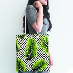 - Canta-6063-1 - Realhomes Siyah Beyaz Geometrik Zeminli Tropik Yaprak Motifli Kumaş Plaj Çantası Realhomes