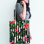 - Canta-6067-1 - Realhomes Siyah Beyaz Çizgili Tropik Yaprak Tasarımlı Kumaş Plaj Çantası Realhomes