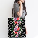 - Canta-6458-1 - Realhomes Siyah Zeminde Geometrik Örgü Üzerinde Gül Tasarımlı Kumaş Plaj Çantası Realhomes