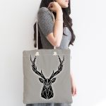 Gri Zeminde Geometrik Geyik Çizimli Kumaş Plaj Çantası Realhomes