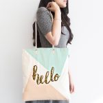 - Canta-7005-1 - Realhomes Gold Hello Yazılı Modern Motifler Dijital Baskılı Kumaş Plaj Çantası Realhomes