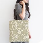 - Canta-7040-1 - Realhomes Vizon Zeminde Deniz Salyangozu Motifli Dijital Baskılı Kumaş Plaj Çantası Realhomes