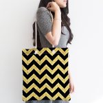 - Canta-7114-1 - Realhomes Siyah Zeminde Gold Kalp Desenli Dijital Baskılı Kumaş Plaj Çantası Realhomes