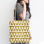- Canta-7123-1 - Realhomes Gold Zeminde Gold Üçgen Detaylı Dijital Baskılı Kumaş Plaj Çantası Realhomes