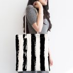 Beyaz Zeminli Siyah Renkli Çizgi Dijital Baskılı Kumaş Plaj Çantası Realhomes