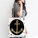 - Canta-7133-1 - Realhomes Siyah Zemin Üzerinde Gold Çapa Desenli Dijital Baskılı Kumaş Plaj Çantası Realhomes