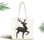 - Canta-7149 - Realhomes Beyaz Zeminde Siyah Renkli Geyik Desenli Dijital Baskılı Kumaş Plaj Çantası Realhomes