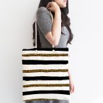 - Canta-7152-1 - Realhomes Beyaz Zemin Üzerinde Gold Ve Siyah Renkli Çizgiler Dijital Baskılı Kumaş Plaj Çantası Realhomes