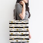 - Canta-7164-1 - Realhomes Siyah Beyaz Zeminli Gold Yaprak Desenli Dijital Baskılı Kumaş Plaj Çantası Realhomes