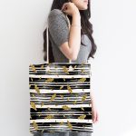 - Canta-7166-1 - Realhomes Siyah Beyaz Zeminli Gold Yaprak Desenli Dijital Baskılı Kumaş Plaj Çantası Realhomes