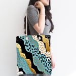 Siyah Beyaz Zeminde Gold Detaylı Renkli Çizim Dijital Baskılı Kumaş Plaj Çantası Realhomes