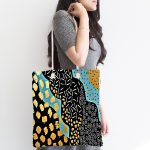 - Canta-7174-1 - Realhomes Siyah Beyaz Zeminde Gold Detaylı Renkli Çizim Dijital Baskılı Kumaş Plaj Çantası Realhomes