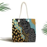 - Canta-7174 - Realhomes Siyah Beyaz Zeminde Gold Detaylı Renkli Çizim Dijital Baskılı Kumaş Plaj Çantası Realhomes