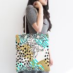 - Canta-7179-1 - Realhomes Renkli Zemin Üzerinde Onedraw Çizimli Dijital Baskılı Kumaş Plaj Çantası Realhomes