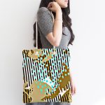 - Canta-7181-1 - Realhomes Renkli Zemin Üzerinde Onedraw Çizimli Dijital Baskılı Kumaş Plaj Çantası Realhomes