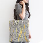 - Canta-7193-1 - Realhomes Antrasit Zemin Üzerinde Gold Detaylı Çizim Desenli Dijital Baskılı Kumaş Plaj Çantası Realhomes