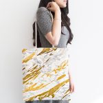 - Canta-7194-1 - Realhomes Gri Beyaz Zemin Üzerinde Gold Detaylı Çizim Desenli Dijital Baskılı Kumaş Plaj Çantası Realhomes