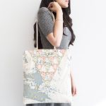 - Canta-7197-1 - Realhomes Renkli Zemin Üzerinde Üçgen Desenli Dijital Baskılı Kumaş Plaj Çantası Realhomes