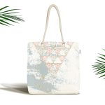 - Canta-7197 - Realhomes Renkli Zemin Üzerinde Üçgen Desenli Dijital Baskılı Kumaş Plaj Çantası Realhomes