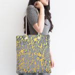 Antrasit Zemin Üzerinde Gold Detaylı Çizim Desenli Dijital Baskılı Kumaş Plaj Çantası Realhomes