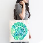 - Canta-7230-1 - Realhomes Beyaz Zeminde Yeşil Renkli Deniz Kabuğu Desenli Dijital Baskılı Kumaş Plaj Çantası Realhomes