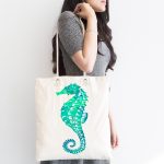 Beyaz Zeminde Yeşil Renkli Deniz Atı Desenli Dijital Baskılı Kumaş Plaj Çantası Realhomes