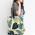 - Canta-7245-1 - Realhomes Soft Renkli Zemin Üzerinde Koyu Renkli Yaprak Desenli Dijital Baskılı Kumaş Plaj Çantası Realhomes