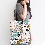 Beyaz Zeminde Rengarenk Çiçek Desenli Dijital Baskılı Kumaş Plaj Çantası Realhomes