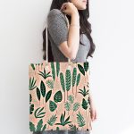- Canta-7268-1 - Realhomes Pudra Zemin Üzerinde Yeşil Yapraklı Dijital Baskılı Kumaş Plaj Çantası Realhomes