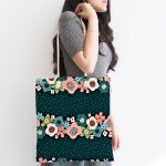 - Canta-7280-1 - Realhomes Rengarenk Zemin Üzerinde Çiçek Desenli Dijital Baskılı Kumaş Plaj Çantası Realhomes