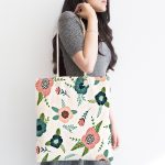 - Canta-7283-1 - Realhomes Beyaz Zemin Üzerinde Renkli Soyut Çizim Dijital Baskılı Kumaş Plaj Çantası Realhomes