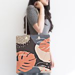 - Canta-7289-1 - Realhomes Renkli Zemin Üzerinde Onedraw Çizimli Yaprak Motifli Dijital Baskılı Kumaş Plaj Çantası Realhomes